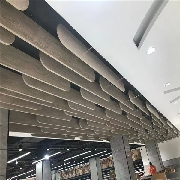 富蕴商场外墙木纹铝单板厂家 木纹U形槽铝方通吊顶 弧形氟碳2.5mm铝单板规格