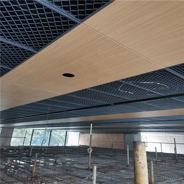 新疆学校外墙木纹2.5mm铝单板规格 木纹U形槽铝格栅吊顶厂家 氟碳2.5mm铝单板吊顶厂家